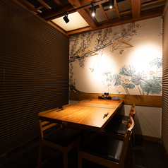 大切な人とのひとときを、当店のテーブル席で。落ち着いた照明と程よい距離感の席配置で、ふたりだけの時間をゆっくりとお楽しみいただけます。気取らず過ごせるカジュアルな雰囲気だから、初めてのデートにもぴったり。美味しい料理と会話で、自然と距離が縮まる特別な夜を演出します。