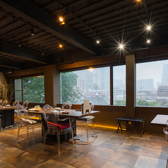 4～6名様でご利用いただける広めのテーブル席をご用意しております。ご家族での食事や、ご友人との会食にぴったりです。ゆったりとした空間で、美味しい焼肉と楽しい会話を満喫してください。テーブルを囲んで、思い出に残る特別な時間をお過ごしいただけます！