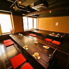 【20名様向け完全個室】ホっと一息つける掘りごたつ個室の数々が大人気。お得な飲み放題付きのご宴会コースはリーズナブルなコースから豪華内容のコースまで様々なシーンに合わせて豊富にご用意しております。各種ご宴会にぴったりな完全個室を多数ご用意しております◎ご予約・ご相談もお気軽にお問い合わせくださいませ。