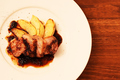 料理メニュー写真 低温調理した純穂豚とリンゴのロティ  アニス風味のバルサミコと黒酢のソース