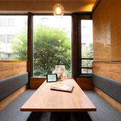 4名様でゆっくりおくつろぎ頂けるテーブル席!!ソファー席もご用意しています♪