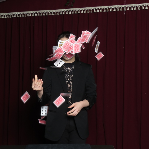 仲間内での催しものや宴会も！間近で迫力満点なマジックショーを堪能できる！