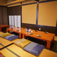 移動可能で2名様からご利用頂けます♪大人数での宴会はもちろん、2~4名の少人数利用にもフィットする多様な席タイプを完備。心地よい距離感で、お食事も会話も弾みます。