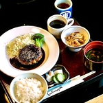 手ごねハンバーグ定食は、とってもジューシー！丁寧に手ごねされたハンバーグは、肉の旨味ぎっしり♪