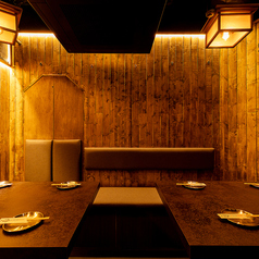 和気あいあいと宴会を楽しむテーブル席！少人数様グループでのご利用の際におすすめです！木材の温かみを感じる和やか空間で心落ち着く食事の席をお楽しみください♪昔ながらの大衆居酒屋と斬新な創作和食のコラボレーション！