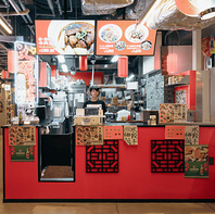 《ネオ中華》赤い提灯やネオンが輝く「大明担担麺」♪