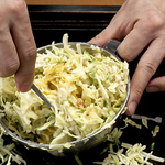 お好み焼きは、最後まで係りの者が調理いたします！