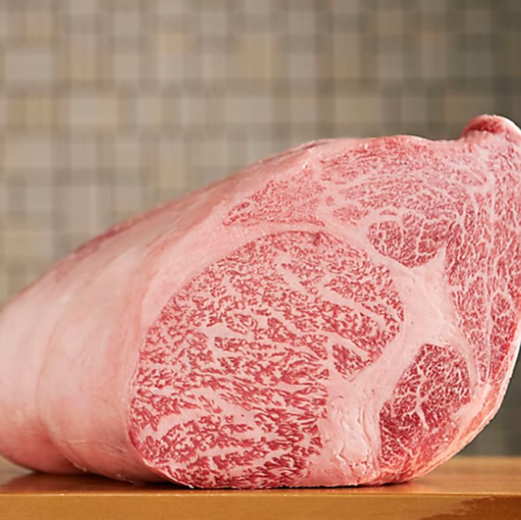 当店は全てA5ランクの仙台牛を使用し、繊維やサシの入り方を入念に見極めカットしてご提供いたします