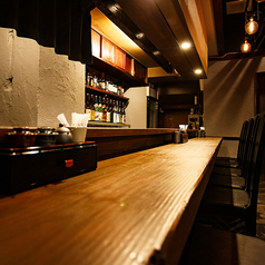 店内の照明を暗めにしておりますので、落ち着いて過ごして頂けるカウンターです。