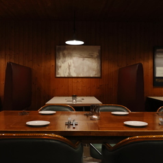 6名様までご利用可能なボックス席は、仕切りがあるため、周囲を気にすることなくプライベートな空間でゆったりとお過ごしいただけます。大切な方との会話や食事に集中でき、居心地の良い時間をお楽しみいただけます。