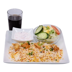 スパイス香る本場の味わいのカレーをランチタイムに堪能