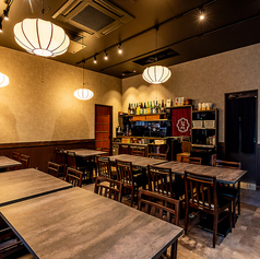 【テーブル席】　2～4名様　店内はとても落ち着いていてゆったりとお過ごしいただけます。ご家族や友人と、デートにも最適◎幅広い年齢層にご利用いただいております♪快適な店内で絶品お料理をぜひご堪能ください！※喫煙可【神保町/貸切/鶏料理/宴会/誕生日/肉/記念日/ 飲み放題/デート/かしわ鍋/しゃも鍋/江戸甘味噌】