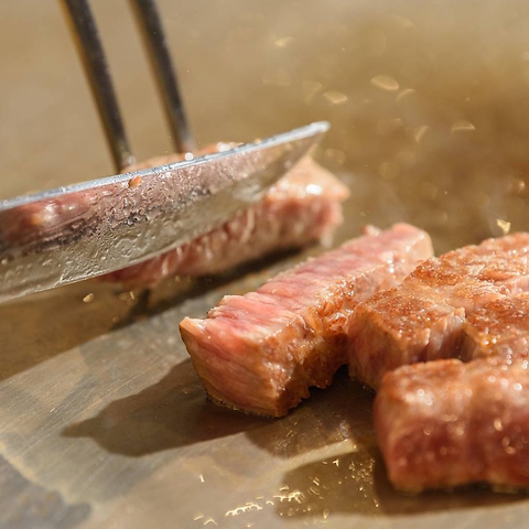 本川町から徒歩1分！牡蠣や国産牛など厳選食材を鉄板焼きで...掘りごたつもご用意♪