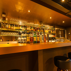 お一人様でも気軽に立ち寄れるカウンター席を6席ご用意しています！お仕事帰りの一杯や、さっと美味しい焼肉を楽しみたい時にもおすすめです。お一人様でもグループでも、多様なシーンでご利用ください！