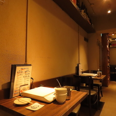 デートやサシ飲みにぴったりな2人掛けのテーブル席。店内のあたたかな照明と木の温もりに包まれて、落ち着いた時間が流れます。博多の味とともに、心地よい距離感で語らえる空間です。