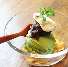 抹茶アイスクリームあずき乗せ