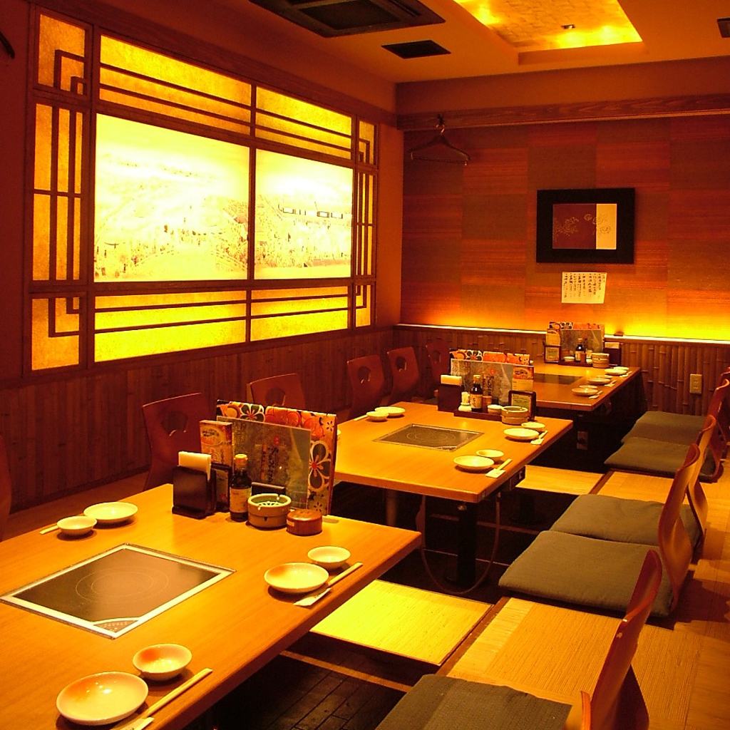 【掘りごたつ個室】長時間の宴会でもゆったり脚を伸ばして寛げる掘りごたつ個室を完備しています。