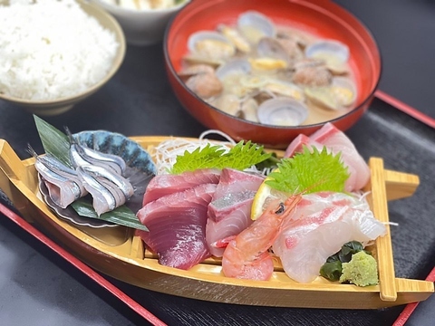 朝定食やランチは垂水直送のお魚を使った海鮮や美味しい貝汁などご用意しております！