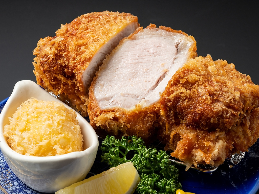 かごしま黒豚六白亭と言えば、話題の『500gの極厚熟成とんかつ』