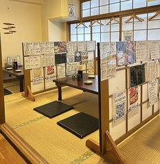 お座敷席は、友人や家族とゆったりとした食事を楽しめる空間です。アットホームな雰囲気ですので、初めての方のご利用も大歓迎してます。お座敷席は4名様用に広々としたスペースを確保しており、連結も可能です！和のインテリアと心地よい雰囲気をお楽しみください！