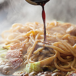 釜揚げされた太い玉子麺を使った焼きそばは、コシもソースの絡みも一味違い美味！