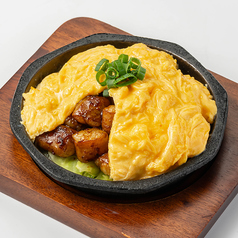 ふわとろ卵のせ　もつ焼き鉄板
