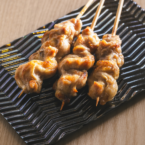 新鮮な『朝びき鶏』を使った本格焼き鳥◎一本一本丁寧に串打ちしじっくり焼き上げます