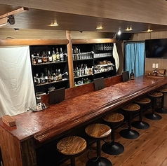 デートや、親しいご友人とのお食事にもカウンター席はおすすめです♪名物の樽型グラスで乾杯すれば、二人の距離も縮まるかも◎美味しいお酒を片手に、ゆったりとした大人の時間をお楽しみください。