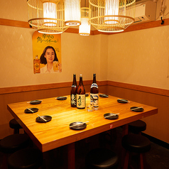 《個室◎》少人数様のご利用可能◎周りを気にせずお過ごしいただける、扉付きの個室をご用意しております。 少人数でのご利用はもちろん、最大10名様までのご宴会にも対応可能です。 大切な会食や接待、プライベートなお集まりなど、落ち着いた空間でゆったりとした時間をお過ごしください。