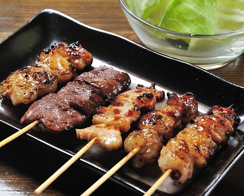 宴会大歓迎♪当店大人気メニュー国産和牛もつ鍋と牛串焼きご用意しております！