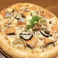 料理メニュー写真&nbsp;秋鮭とキノコの味噌クリームピザ
