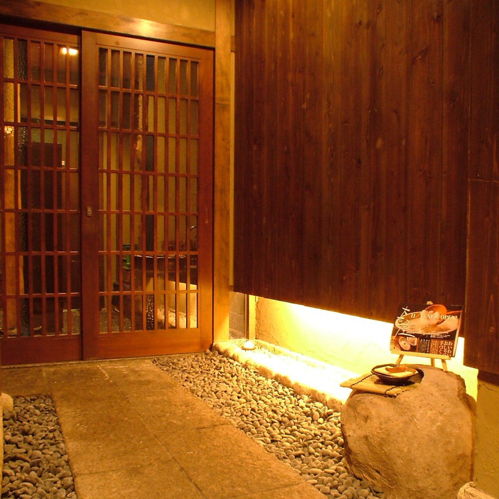 地下へおりると、情緒溢れる入り口。木のぬくもりを感じる店内で、ゆっくり食事を楽しめます。