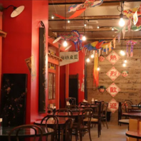 赤い壁が印象的♪異国情緒あふれる店内◎