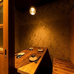 【半個室】2～4名様用の半個室は、カジュアルでありながら落ち着いた空間が特徴です。8卓ご用意しているので、急な飲み会や食事会にも最適！バリエーション豊富なメニューとドリンクを楽しみながら、心地良いひとときをお過ごしください。人数に応じたお席の調整もできますので、ぜひお気軽にご相談ください！