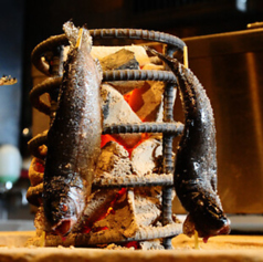 信州の川魚やブランド肉等の原始焼きの写真