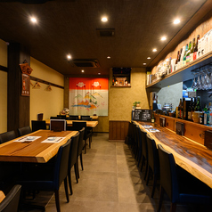 お店の一番奥にある壁に向かう3席のテーブルです。落ち着いた雰囲気でお料理をご堪能ください。