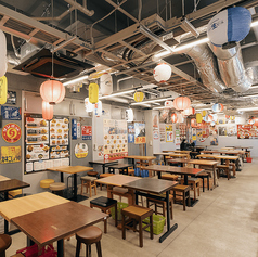 提灯や木目のテーブル席、昭和レトロな店内は活気あってにとっても賑やか！お一人様でもフラッと気軽にどうぞ◎