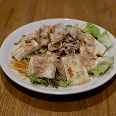 豚しゃぶと豆腐の胡麻ラーサラダ/ベーコンと温玉のシーザーサラダ