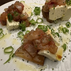 いぶりがっこクリームチーズ 鯛酒盗掛け