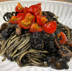 イカとエビの墨煮パスタ（スペイン）