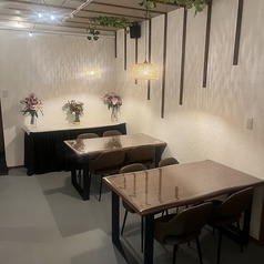 【おひとり様でも大歓迎！】当店は、おひとり様でも気軽に立ち寄れる、あたたかく落ち着いた空間づくりを心がけています。ゆったりとしたテーブル席もご用意しており、読書や仕事の合間の食事、ちょっとひと息つきたい時にもぴったり。体にやさしいヴィーガン料理で、自分をいたわるひとときをお過ごしください。