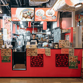 飲食店が並ぶ「天神うまか横丁」、赤い提灯やネオンサインが「大明担担麺」の目印です!サク飲みもお気軽に◎