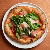 店内は分煙となっており、加熱式たばこに限りお席での利用が可能です。紙たばこをお吸いになる方や、煙が気になる方のために、お店の出入口前には灰皿を設置しております。全てのお客様が心地よく過ごせる、配慮の行き届いたオシャレな空間づくりを徹底しております。