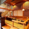 【掘りごたつ席：～4名様×2卓】のんびりとお食事や会話をご満喫いただける人気のお席◎～4名様用の小上がりの掘りごたつ席は2卓ございます。履き物を脱いでゆったりとお過ごしいただける畳の特等席。木の温もりが心地よく落ち着きのある空間は、お食事も会話も両方ともお楽しみいただくのに最適です。