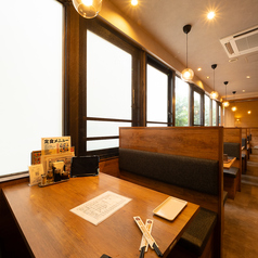 4名様でゆっくりおくつろぎ頂けるテーブル席になります。少人数の宴会など様々なシーンでご利用ください！
