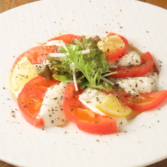 飛騨牛モッツァレラと飛騨トマトのカプレーゼ