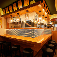 《1名様歓迎》お一人様も大歓迎です◎一人様でのご来店も心より歓迎いたします。 お仕事帰りの一杯やお食事に、気兼ねなくお立ち寄りいただけるカウンター席をご用意してお待ちしております。