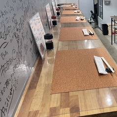 食堂松明ではカウンター席6席を用意。お一人様でも気軽に過ごせる落ち着いた空間で、ご飯やドリンクを楽しめます。カウンター席は食事や会話をゆったり楽しみたい方におすすめで、隣同士の距離感が心地よい空間です。一人飲みやちょい呑みにもぴったりの席です。