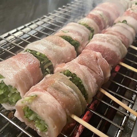 こだわりのたれを使用した焼き鳥と種類豊富な野菜巻きがおすすめです！