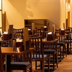 開放感のある広々とした店内にはテーブル席を多数ご用意。少人数のお食事からグループでのご利用まで幅広く対応します。